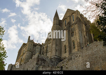 Le mont-saint-michel, off il paese della costa nordoccidentale, alla foce del fiume Couesnon vicino a Avranches in Normandia, Francia Foto Stock