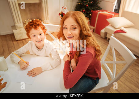 Donna elegante sorridente di 50 anni, donna matura con nastro regalo a  sorpresa, regalo di natale in mano, rossetto rosso e festa della sera Foto  stock - Alamy