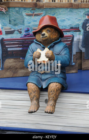 Paddington Bear, lancio di Paddington di Londra a comparsa" in partnership con STUDIOCANAL e VisitLondon.com, il sindaco di Londra Sadiq Khan e Paddington 2 membri del cast parteciperà alla inaugurazione di uno dei cinque bello e divertente pop-up - Prenota impianti con Michael Bond molto amato orso, che apparirà a iconico punti di riferimento e attrazioni in tutta Lo ndon Foto Stock