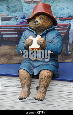 Paddington Bear, lancio di Paddington di Londra a comparsa" in partnership con STUDIOCANAL e VisitLondon.com, il sindaco di Londra Sadiq Khan e Paddington 2 membri del cast parteciperà alla inaugurazione di uno dei cinque bello e divertente pop-up - Prenota impianti con Michael Bond molto amato orso, che apparirà a iconico punti di riferimento e attrazioni in tutta Lo ndon Foto Stock
