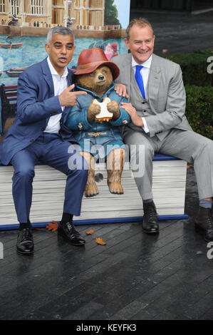 Sadiq Khan, Hugh Bonneville, Paddington Bear, lancio di Paddington di Londra a comparsa" in partnership con STUDIOCANAL e VisitLondon.com, il sindaco di Londra Sadiq Khan e Paddington 2 membri del cast parteciperà alla inaugurazione di uno dei cinque bello e divertente pop-up - Prenota impianti con Michael Bond molto amato orso, che apparirà a iconico punti di riferimento e attrazioni in tutta Lo ndon Foto Stock