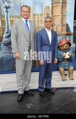 Sadiq Khan, Hugh Bonneville, Paddington Bear, lancio di Paddington di Londra a comparsa" in partnership con STUDIOCANAL e VisitLondon.com, il sindaco di Londra Sadiq Khan e Paddington 2 membri del cast parteciperà alla inaugurazione di uno dei cinque bello e divertente pop-up - Prenota impianti con Michael Bond molto amato orso, che apparirà a iconico punti di riferimento e attrazioni in tutta Lo ndon Foto Stock