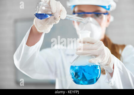 Farmacia femminile lavora presso il laboratorio Foto Stock