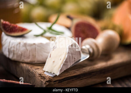 Chiudere la vista su camemberd fetta di formaggio sul Coltello per formaggio. Foto Stock