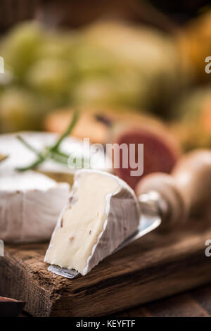 Chiudere la vista su camemberd fetta di formaggio sul Coltello per formaggio. Foto Stock