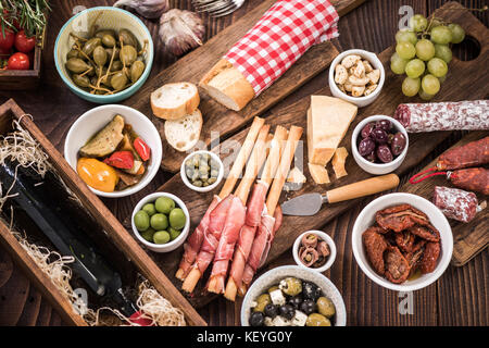 Tapas tradizionali spagnole per la condivisione con gli amici. Foto Stock