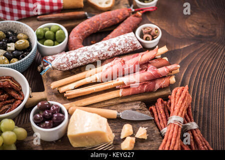 Spagnolo selezione di carne su un tavolo di legno. Foto Stock