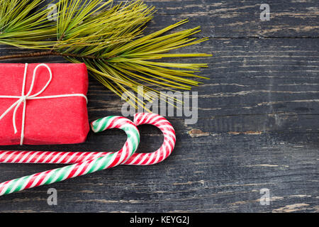 Il tempo di dare. decorazione di Natale e regali Foto Stock