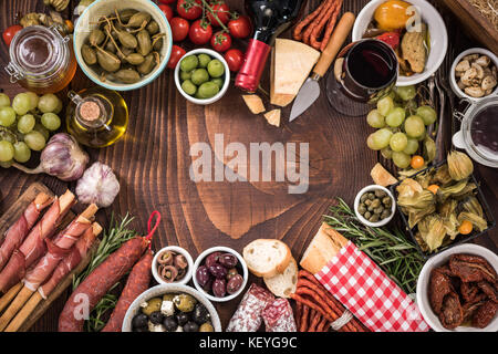 Tapas spagnole confine alimentare telaio, sul tavolo di legno vista aerea Foto Stock