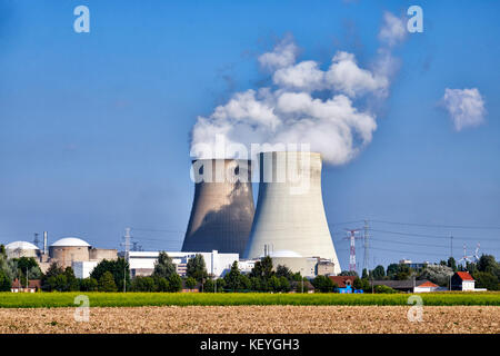 Il vapore passando da due torri di raffreddamento della centrale nucleare presso il piccolo villaggio se doel nelle Fiandre, in Belgio molto vicino alla frontiera olandese Foto Stock