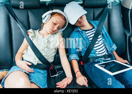 I bambini dormono su backseats di auto Foto Stock