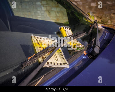 Un auto coperti con diverse sanzioni parcheggio - Ventnor lungo soggiorno parcheggio auto, Isola di Wight. Foto Stock