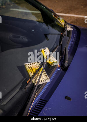 Un auto coperti con diverse sanzioni parcheggio - Ventnor lungo soggiorno parcheggio auto, Isola di Wight. Foto Stock