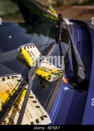 Un auto coperti con diverse sanzioni parcheggio - Ventnor lungo soggiorno parcheggio auto, Isola di Wight. Foto Stock