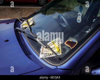 Un auto coperti con diverse sanzioni parcheggio - Ventnor lungo soggiorno parcheggio auto, Isola di Wight. Foto Stock