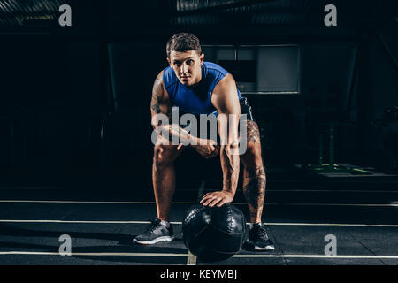 Sportivo con sfera ponderata Foto Stock