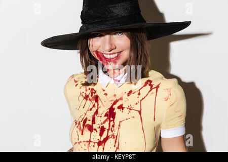 Chiudere l immagine della donna sorridente in costume di halloween guardando la telecamera su sfondo bianco Foto Stock