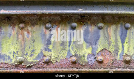 Weathered rusty dettaglio mostrante un corroso trave in acciaio Foto Stock