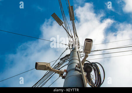 Fissata una videocamera di sorveglianza su un palo in città. Foto Stock