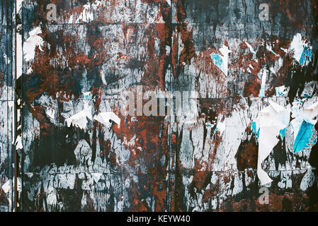 Grunge texture di poster strappato frammenti di carta sulla parete Foto Stock