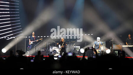 Padova, Pd, Italia - 20 ottobre 2017: concerto dal vivo indoor di luciano ligabue un italian pop e rock il cantante e compositore con la sua band Foto Stock