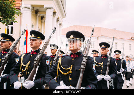 Vilnius, Lituania. Giovani ufficiali del lituano Air Force prendere parte alla parata di statualità giorno sulla piazza vicino al Palazzo Presidenziale. Vacanze a Commemo Foto Stock