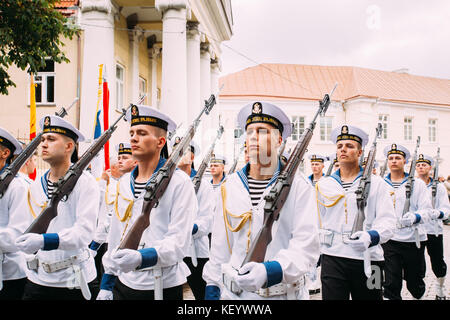 Vilnius, Lituania. Giovani Ufficiali Della Forza Navale Lituana Partecipano Alla Parata Nella Giornata Della Staterie In Piazza Vicino Al Palazzo Presidenziale. Vacanza A Comme Foto Stock