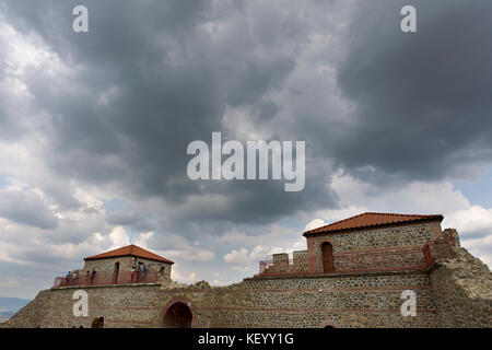 Belchin, Bulgaria - 3 settembre 2016: turisti passeggiate intorno in parte ricostruita fortezza romana cari mali grad, vicino alla città di belchin, 3 settembre, 2 Foto Stock