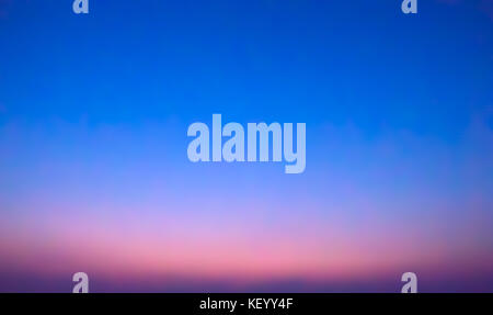 Sunset/ sunrise simili, con Vivid Magenta e colori blu, abstract gradiente dello sfondo/sfondo. Foto Stock