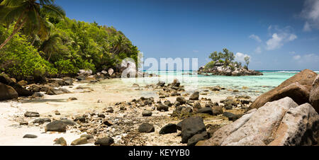 La Seychelles, Mahe, Anse Royale, Ile Souris, spiaggia, con la bassa marea, panoramica Foto Stock