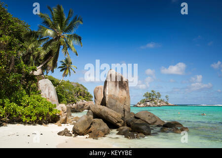 La Seychelles, Mahe, Anse Royale, Ile Souris, spiaggia, granito formazione di rocce scolpite dal mare Foto Stock