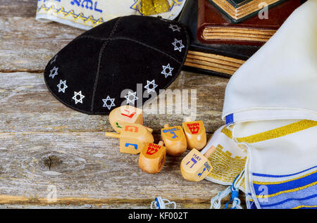 Immagine della festa ebraica Hanukkah con legno collezione dreidels spinning top Foto Stock