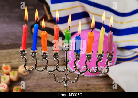 Festa ebraica, simbolo di vacanza Hanukkah luminosa incandescente Hanukkah Menorah - Profondità di campo Foto Stock