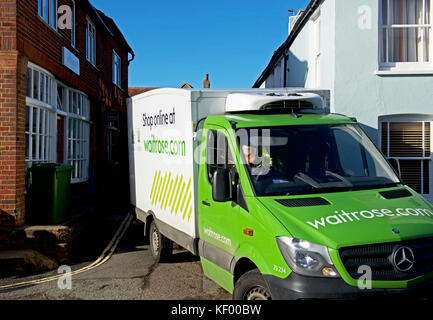Waitrose van nella strada stretta, Bosham, West Sussex, in Inghilterra, Regno Unito Foto Stock