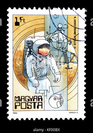 Francobollo cancellato stampato dall'Ungheria, che mostra Armstrong e Apollo 11. Foto Stock