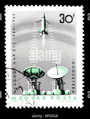 Francobollo cancellato stampato dall'Ungheria, che mostra antenne e navicella spaziale. Foto Stock