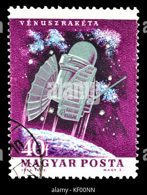Annullato francobollo stampato da Ungheria, che mostra il satellite. Foto Stock