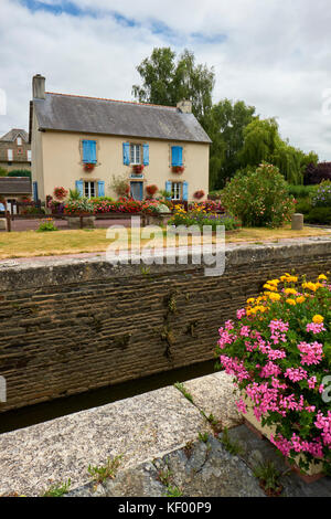 Il Rohan lock Keepers cottage sul canale Nantes - Brest nel Morbihan Bretagna Francia. Foto Stock