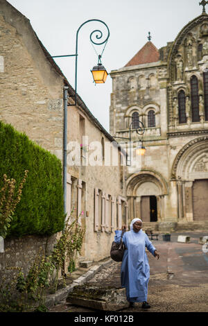 Nun in strada di vezelay, in Francia, in Europa. Foto Stock