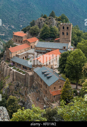 Top vista aerea dell'abbazia romanica di Saint martin du canigou nei Pirenei francesi Foto Stock