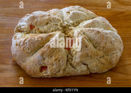 Pane fatto in casa con i pomodori Foto Stock