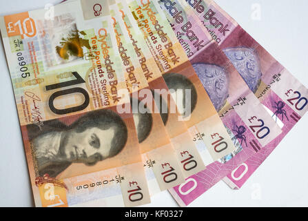 Close up di Clydesdale Bank Scottish venti ppunds £20 e polimero plastico dieci £10 banconote dotate di Robert Burns su sfondo bianco Foto Stock