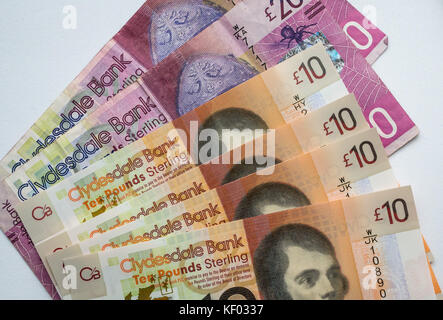 Close up di Clydesdale Bank Scottish venti ppunds £20 e polimero plastico dieci £10 banconote dotate di Robert Burns su sfondo bianco Foto Stock