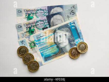 Nuovo polimero plastico Scottish £5 cinque libbra banconote da Clydesdale Bank e la Royal Bank of Scotland e nuovo esagonale 1 sterline una libbra di monete Foto Stock