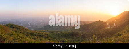 Vista della città di Islamabad dalla sommità delle colline margalla. Foto Stock