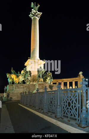 Vista verticale della Piazza degli Eroi in Budapest di notte. Foto Stock