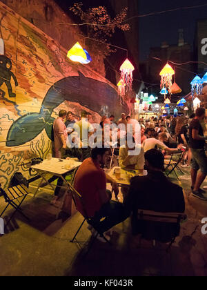 Vista verticale di un ruinpub a Budapest di notte. Foto Stock