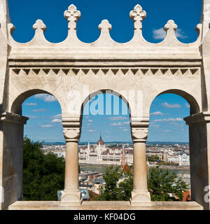 Vista sulla piazza del Bastione del Pescatore a Budapest. Foto Stock