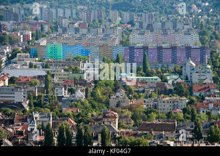 Orizzontale vista aerea di stile comunista blocchi a torre a Budapest. Foto Stock