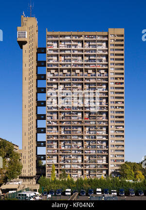 Trellick Tower, 5 Goldborne Road, North Kensington, Londra. 1968-72 da Erno Goldfinger. Vista generale di elevazione. Foto Stock